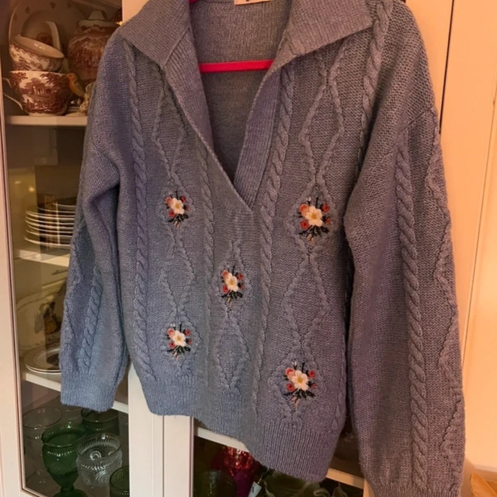 Chic Embroidered V-Neck Sweater in Blue